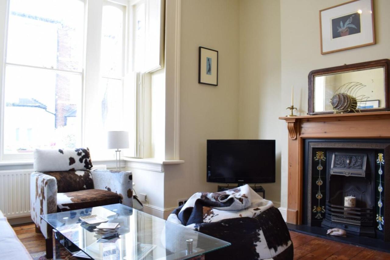 Charming 2 Bedroom 3 Mins From Arsenal Station Apartment